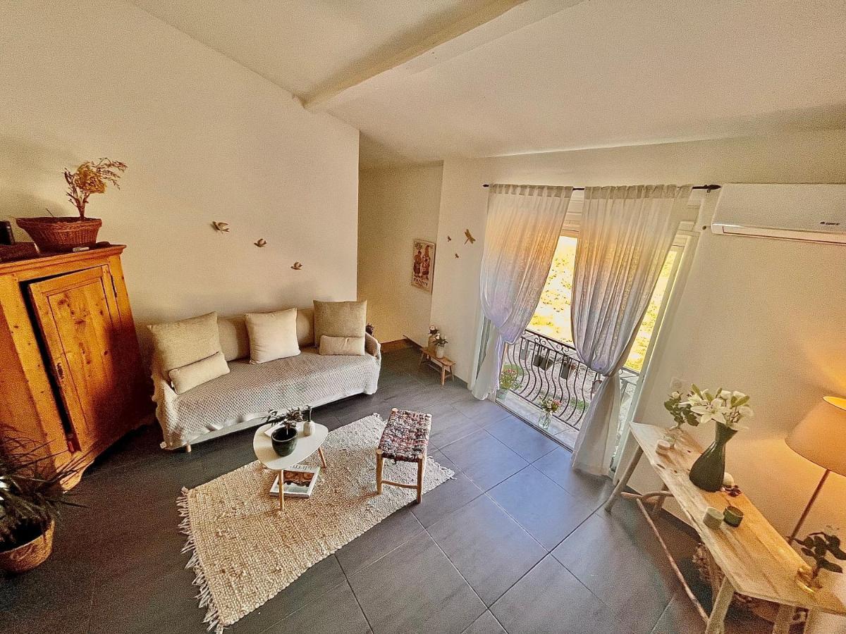 Loft Atypique Au Milieu Des Champs Lägenhet Tourrettes Exteriör bild
