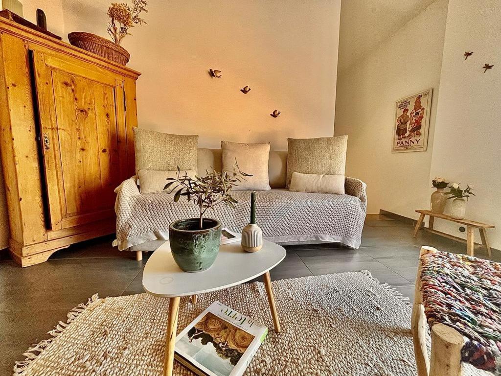 Loft Atypique Au Milieu Des Champs Lägenhet Tourrettes Exteriör bild